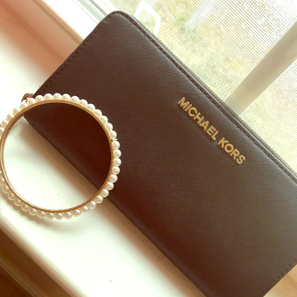 Hold 💥Michael Kors zip up wallet!
